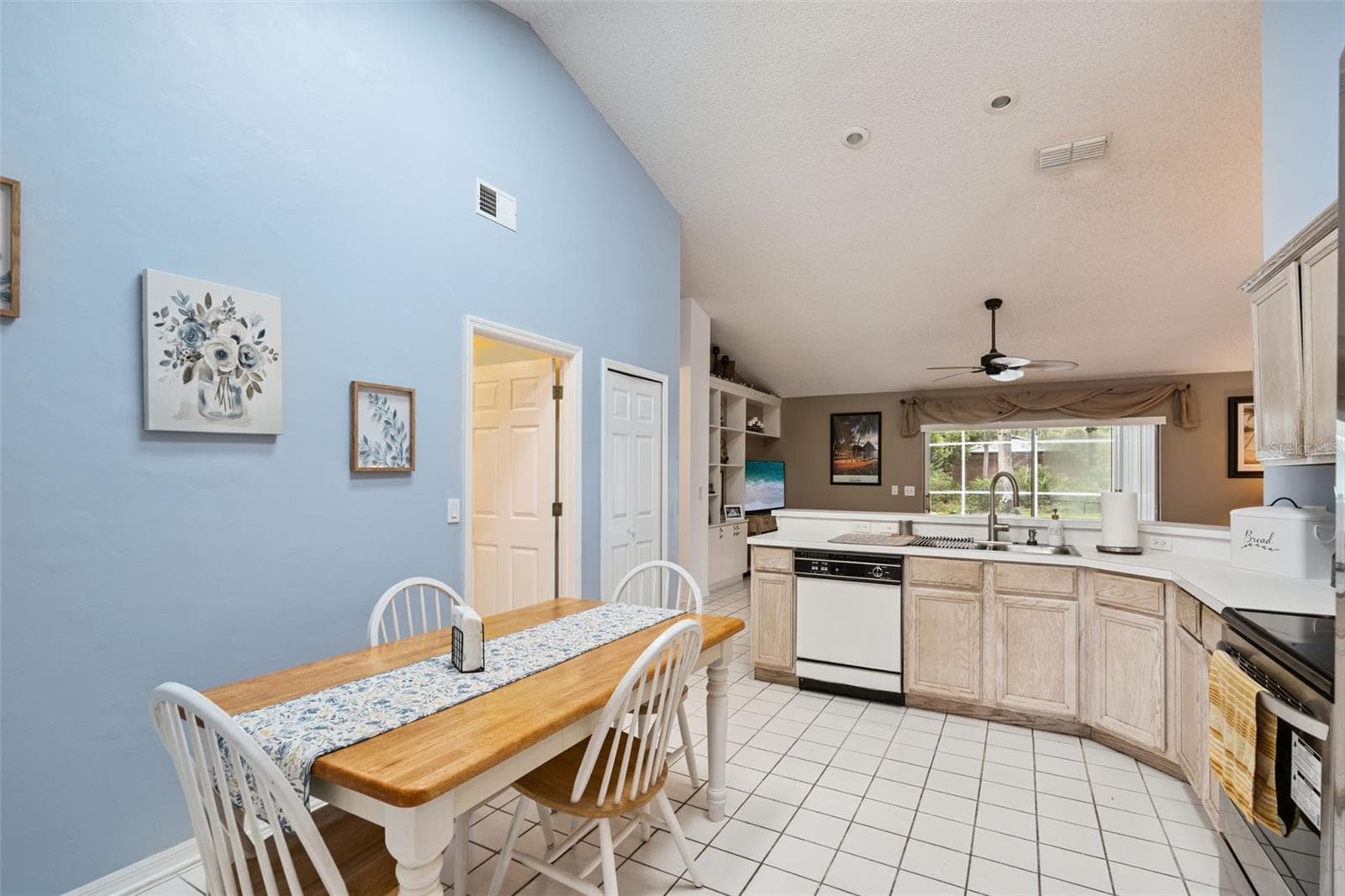Single Family Residence at 699 N ENDEAVOUR DR, WINTER SPRINGS, photo 12 of 43