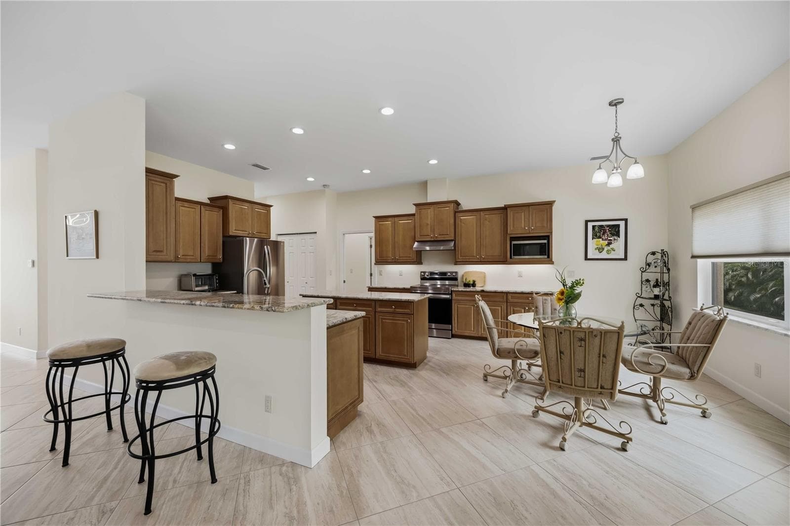 Breakfast bar and kitchenette - 200 MONTANA AVE, NOKOMIS