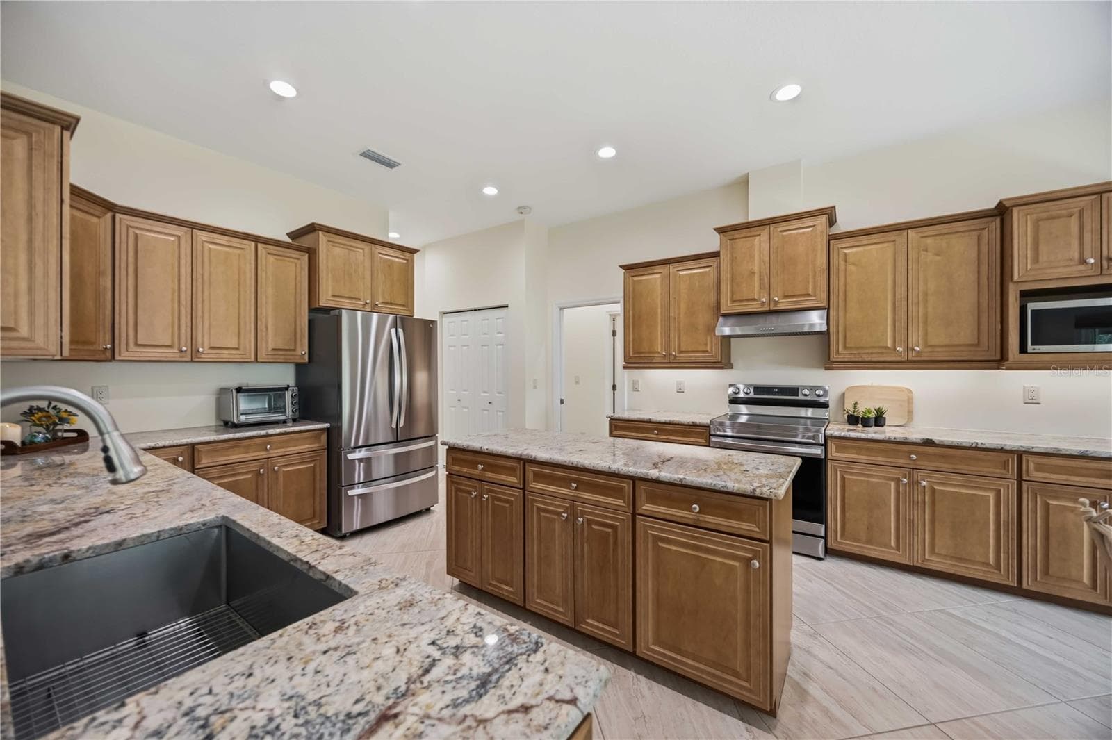 Soft-close cabinets and drawers, granite counters - 200 MONTANA AVE, NOKOMIS