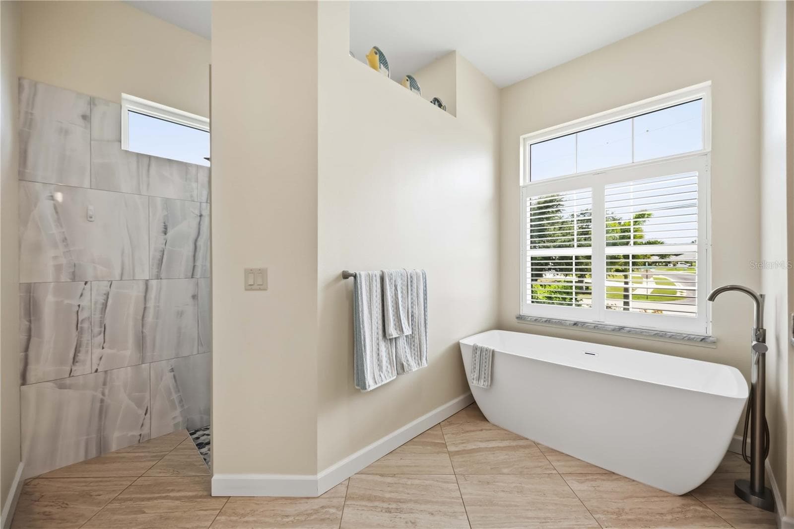 Soaking tub & walk-in shower - 200 MONTANA AVE, NOKOMIS
