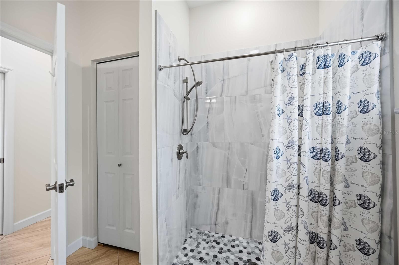 Walk in shower - 200 MONTANA AVE, NOKOMIS