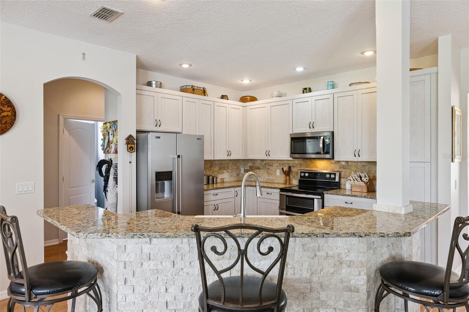 Updated Kitchen with Stainless Steel Appliances and Granite Counters - 14639 RIVIERA POINTE DR, ORLANDO