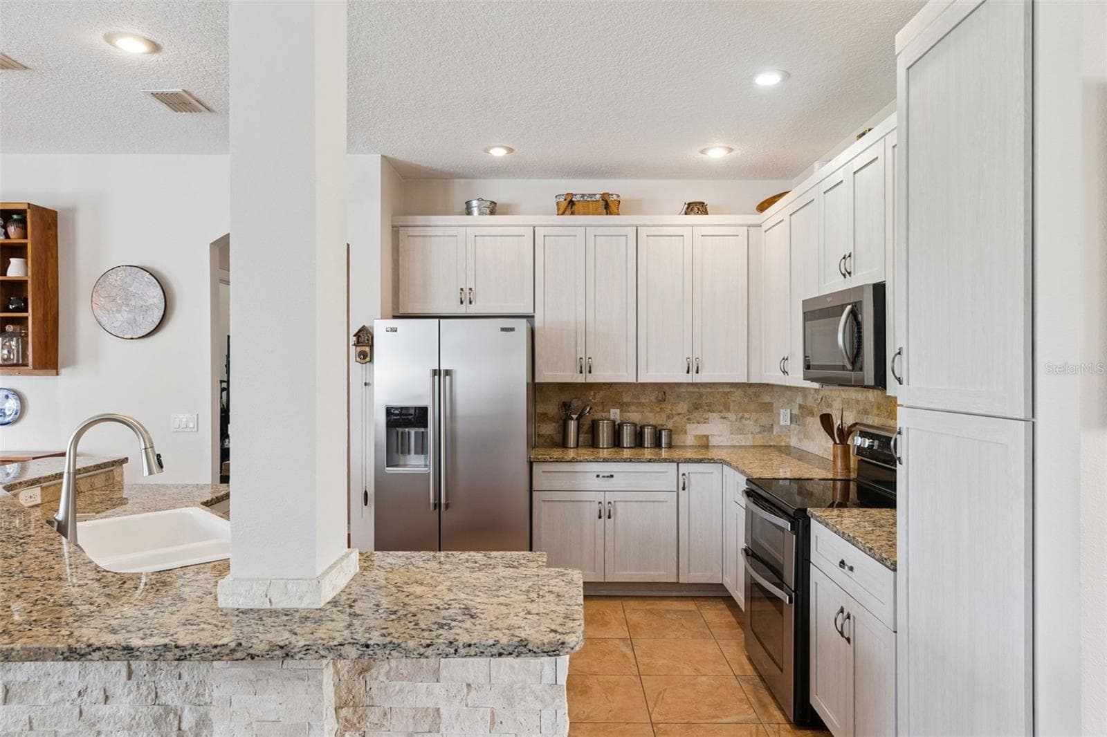 Updated Kitchen with Stainless Steel Appliances and Granite Counters - 14639 RIVIERA POINTE DR, ORLANDO