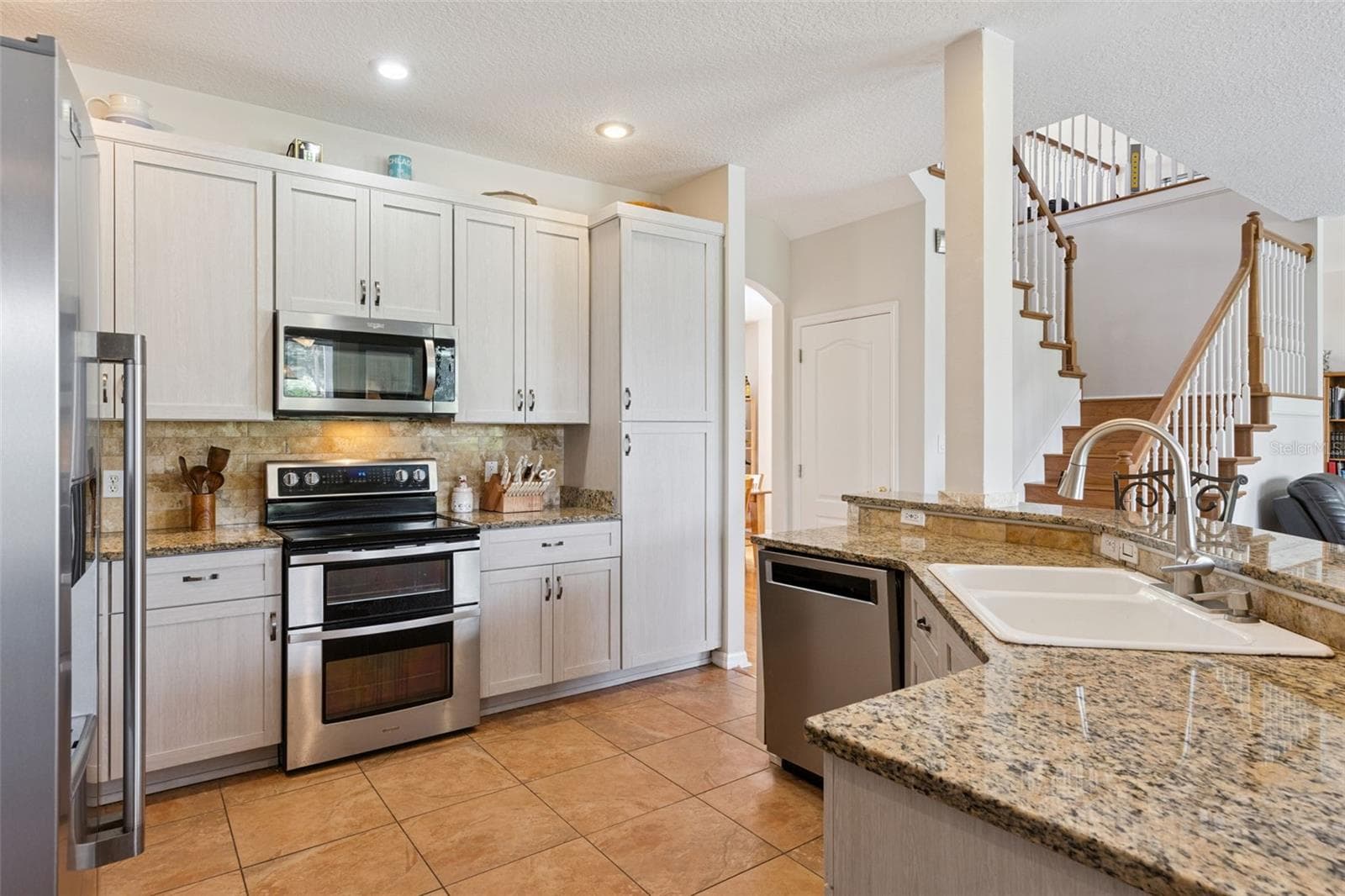 Updated Kitchen with Stainless Steel Appliances and Granite Counters - 14639 RIVIERA POINTE DR, ORLANDO