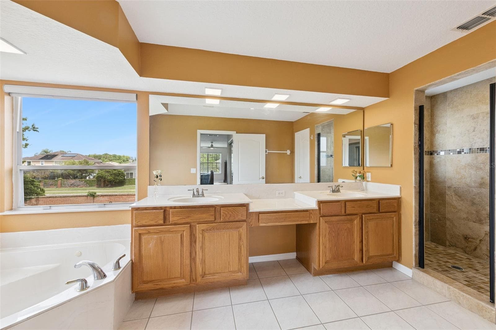 Primary En Suite Bathroom with Jacuzzi Tub and Separate Shower - 14639 RIVIERA POINTE DR, ORLANDO