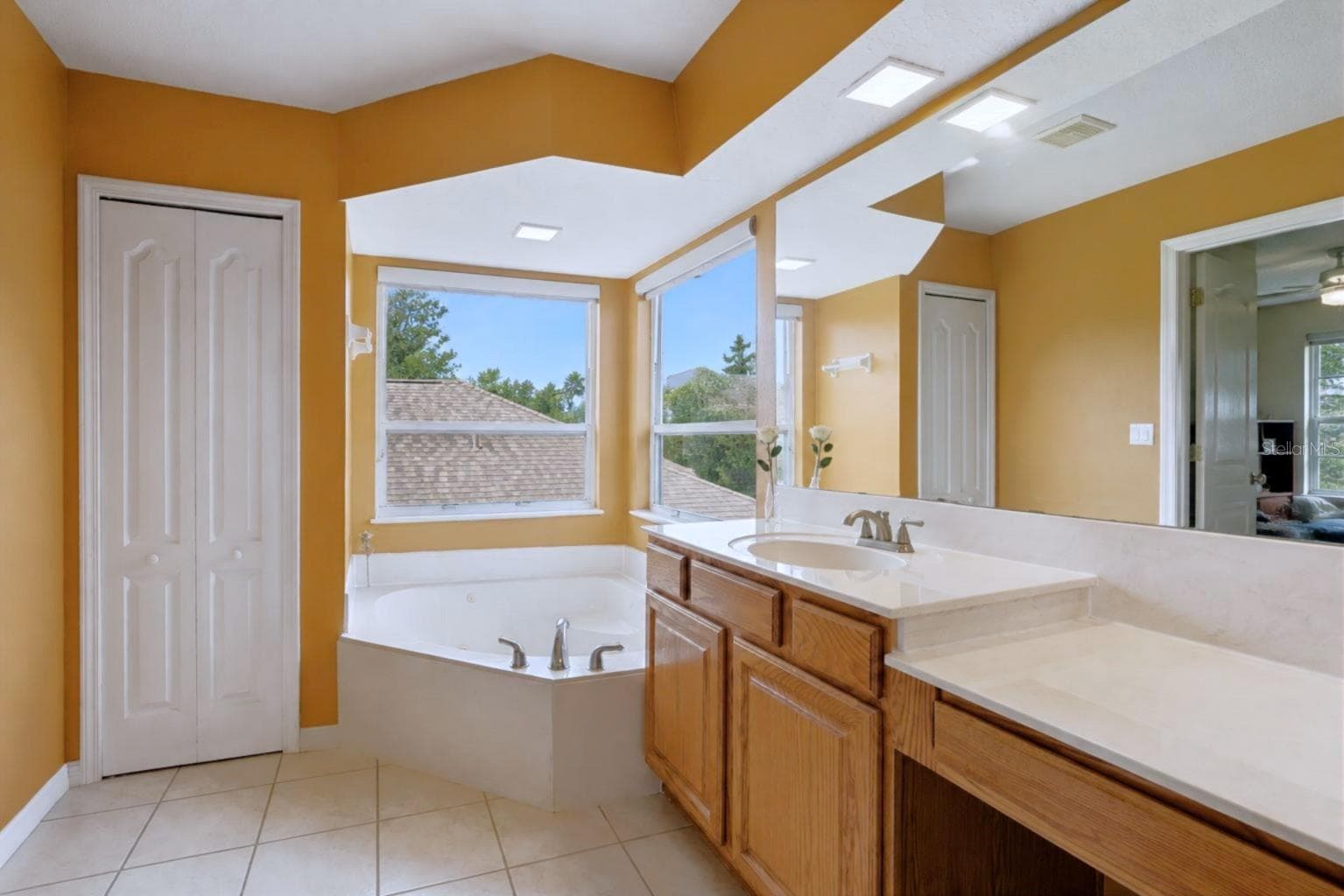 Primary En Suite Bathroom with Jacuzzi Tub - 14639 RIVIERA POINTE DR, ORLANDO