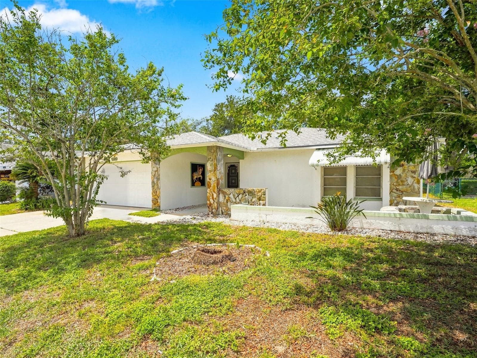 11121 ROLLINGWOOD DR