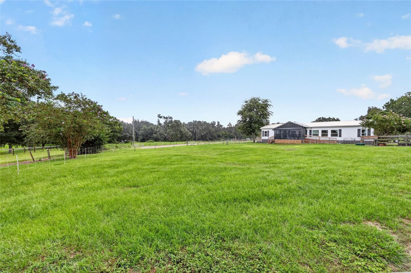 Home with lush pastures in front - 4256 SE 150TH ST, SUMMERFIELD