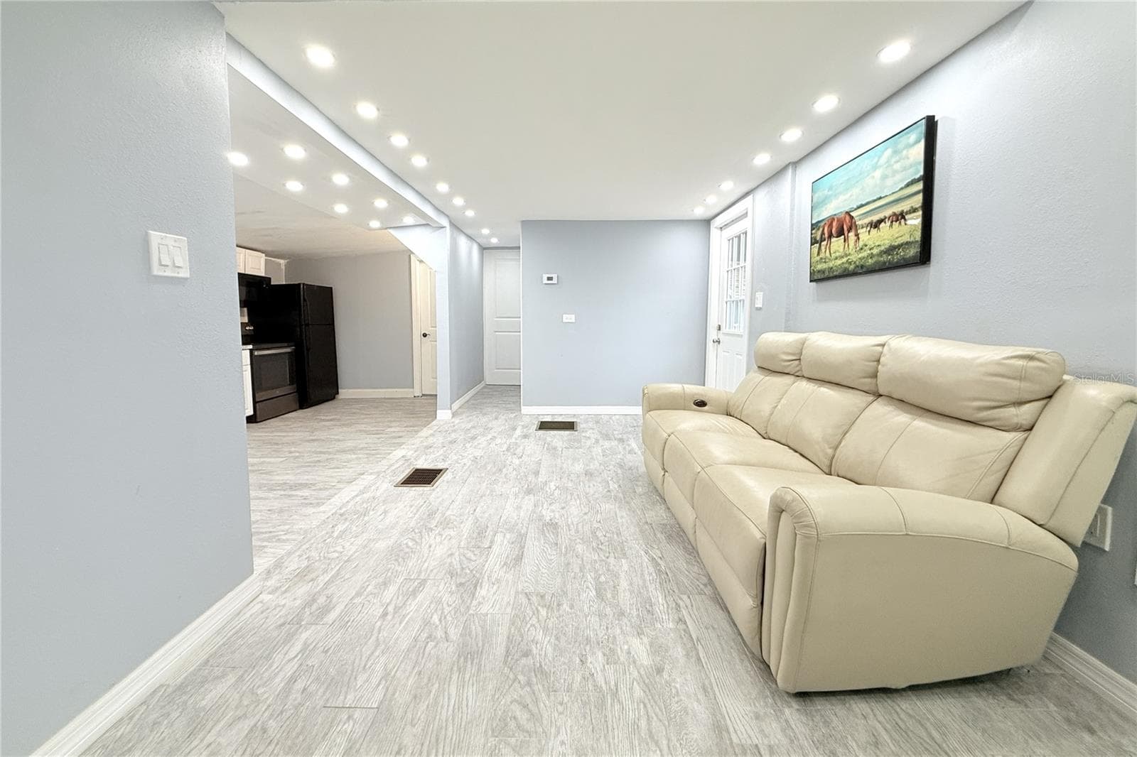 LIVING ROOM - 6934 AZLEE AVE, NEW PORT RICHEY