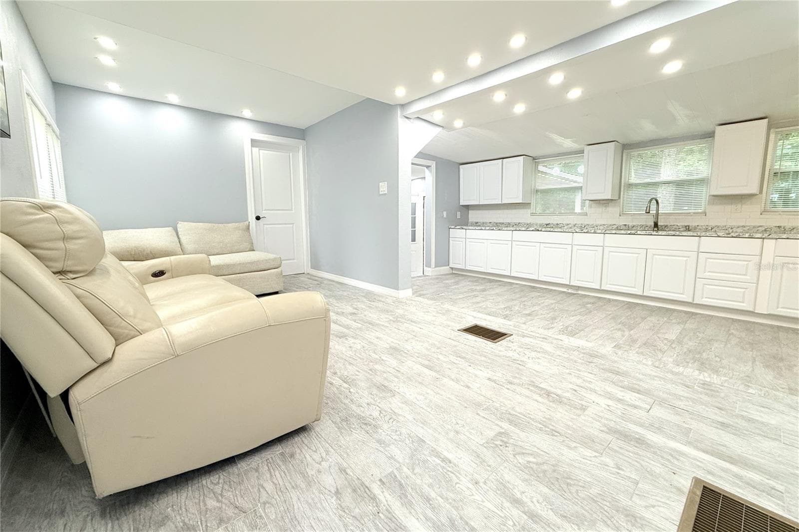 LIVING ROOM - 6934 AZLEE AVE, NEW PORT RICHEY