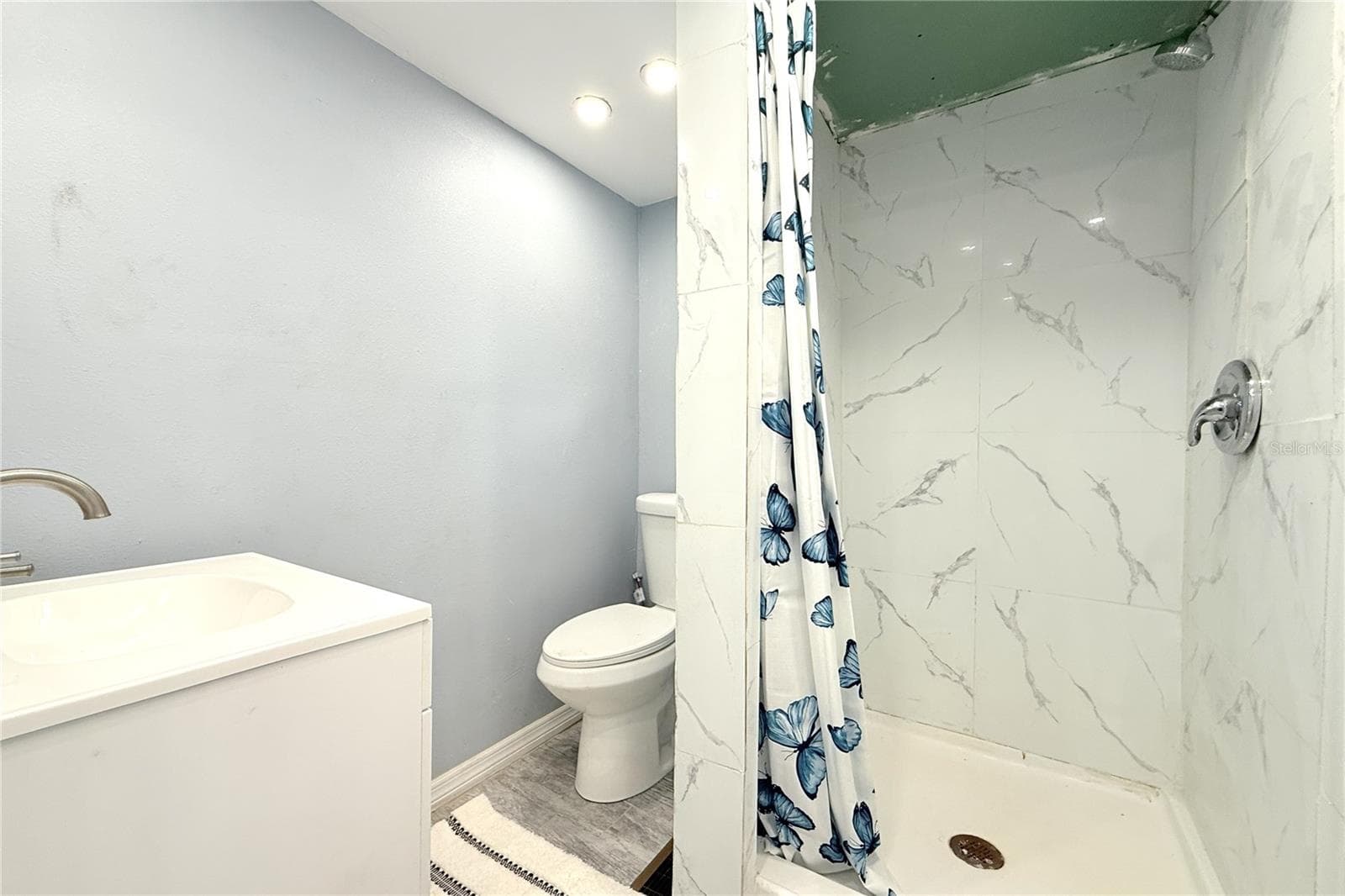 GUEST BATHROOM - 6934 AZLEE AVE, NEW PORT RICHEY