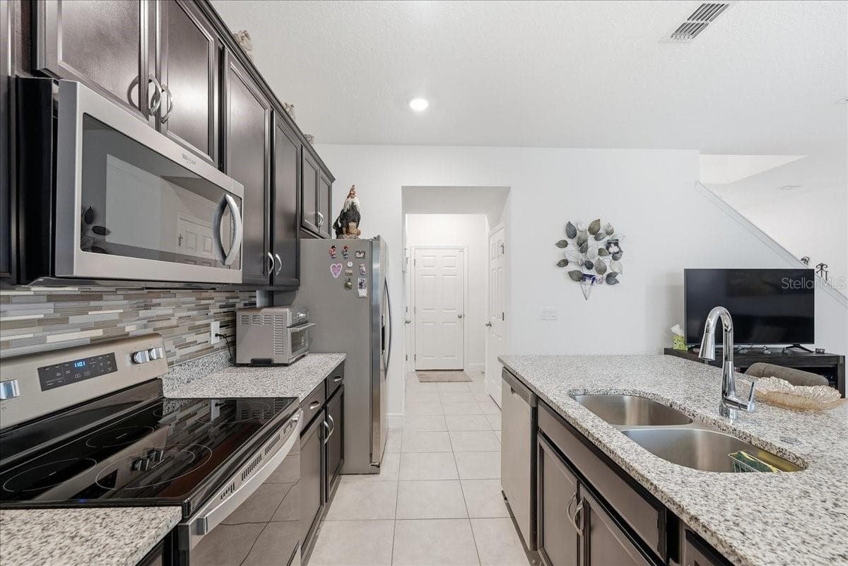Townhouse at 2349 SHADOWLAND LOOP, WINTER PARK, photo 10 of 36