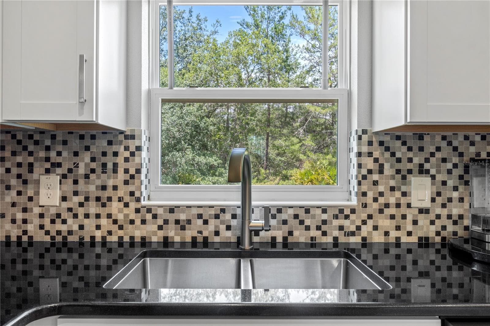 Custom tile backsplash adds a designer touch to the kitchen. - 15994 SW 55TH AVENUE RD, OCALA