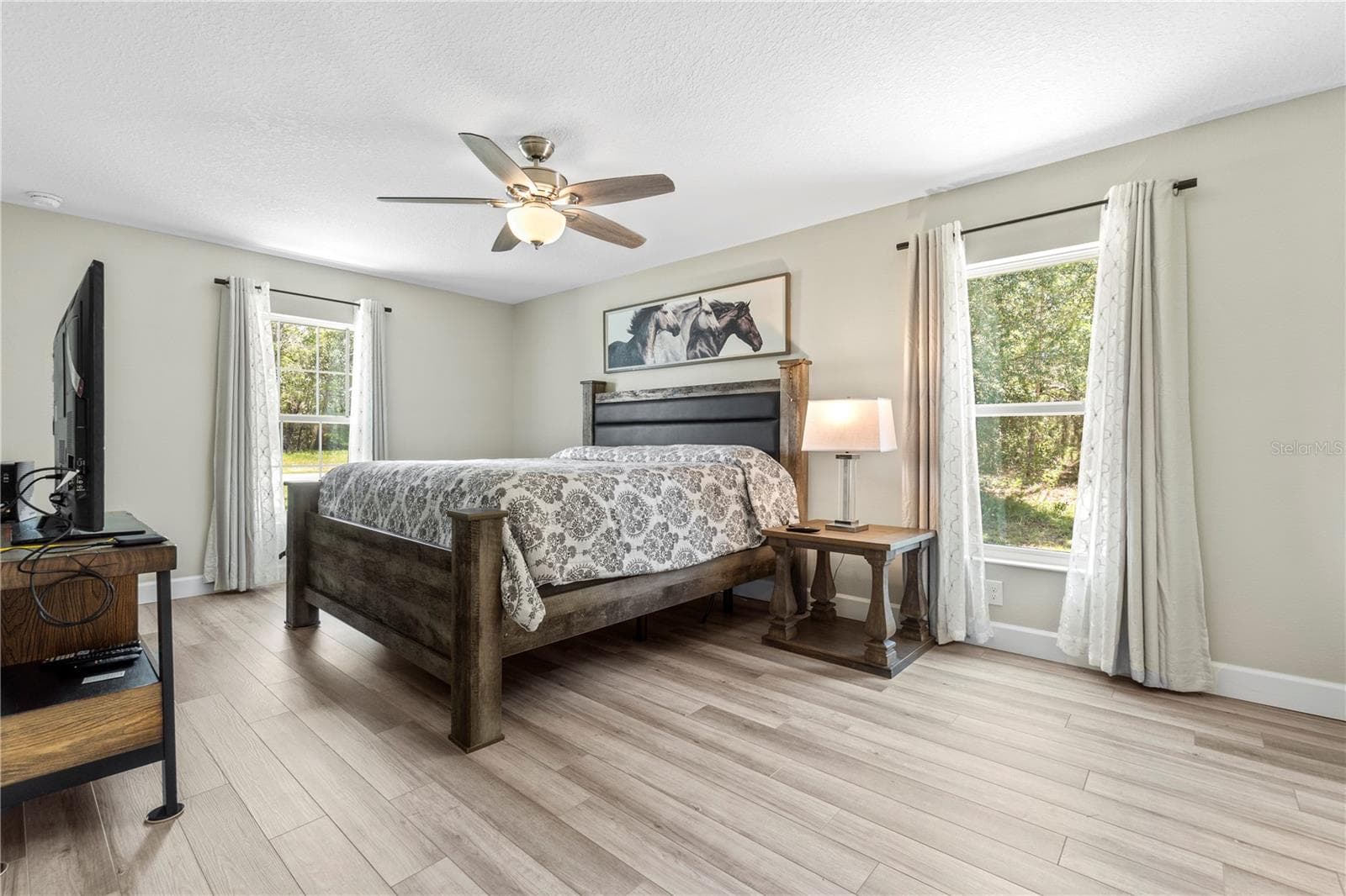Private owner's suite retreat featuring an elegant custom light fixture. - 15994 SW 55TH AVENUE RD, OCALA