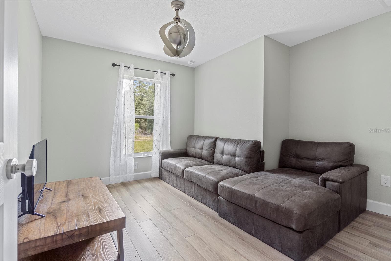Versatile bonus room ready to become a home office, craft room, or flex space. - 15994 SW 55TH AVENUE RD, OCALA