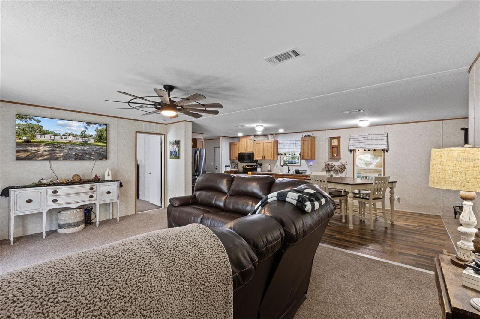 Manufactured Home at 140 SW SPAULDING CT, FORT WHITE, photo 9 of 66