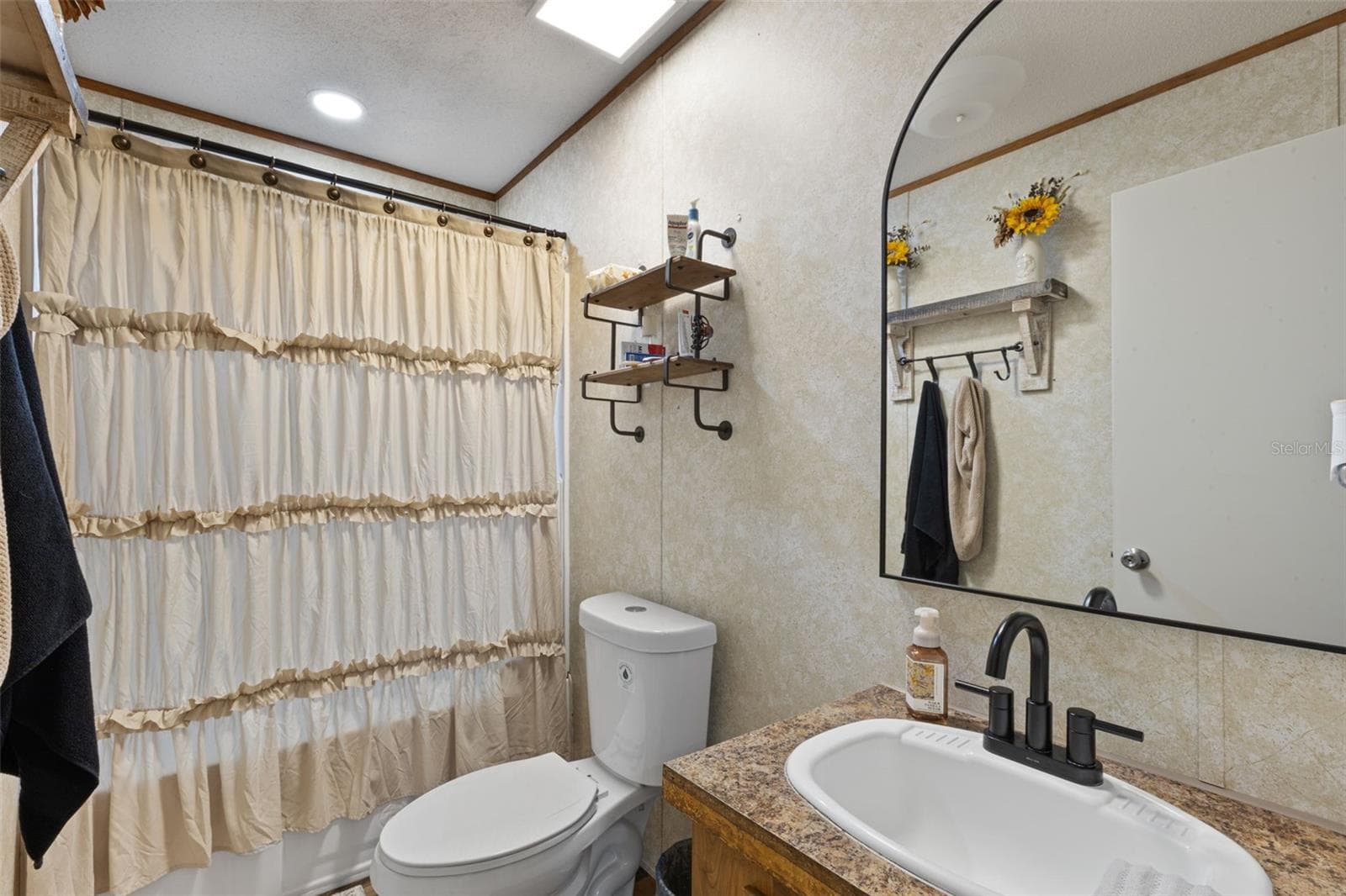 Manufactured Home at 140 SW SPAULDING CT, FORT WHITE, photo 4 of 66