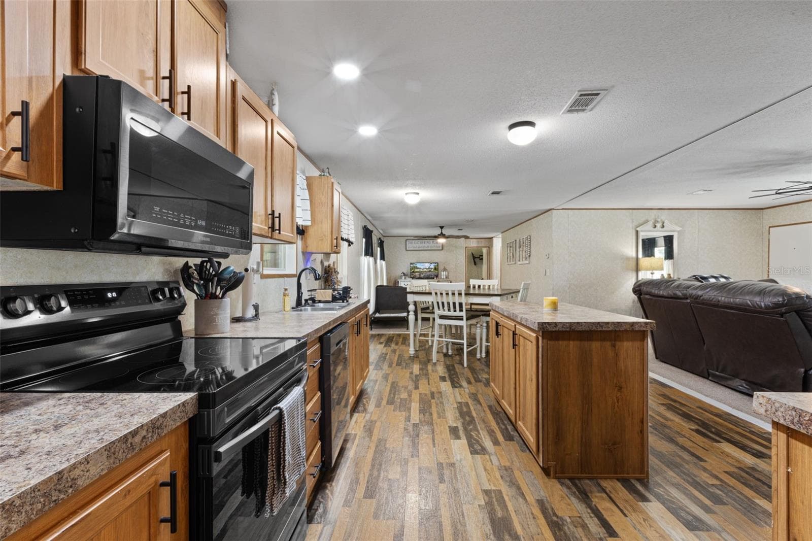 Manufactured Home at 140 SW SPAULDING CT, FORT WHITE, photo 21 of 66