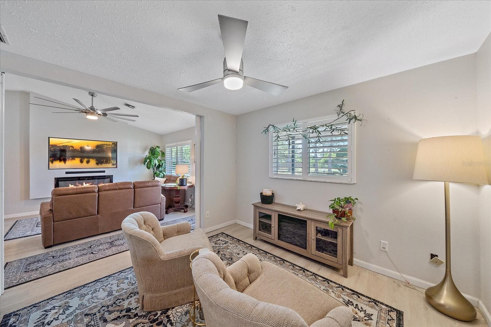 looking back to front and living room - 1488 JUPITER RD, VENICE