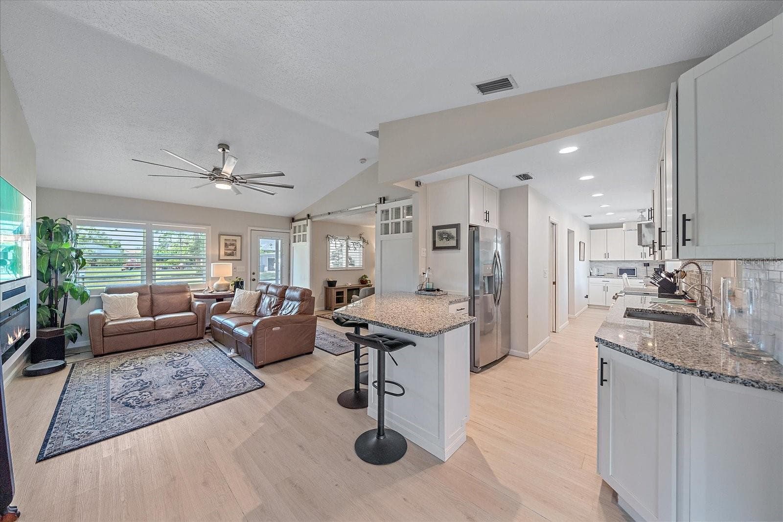 liv/counter kitchen view - 1488 JUPITER RD, VENICE