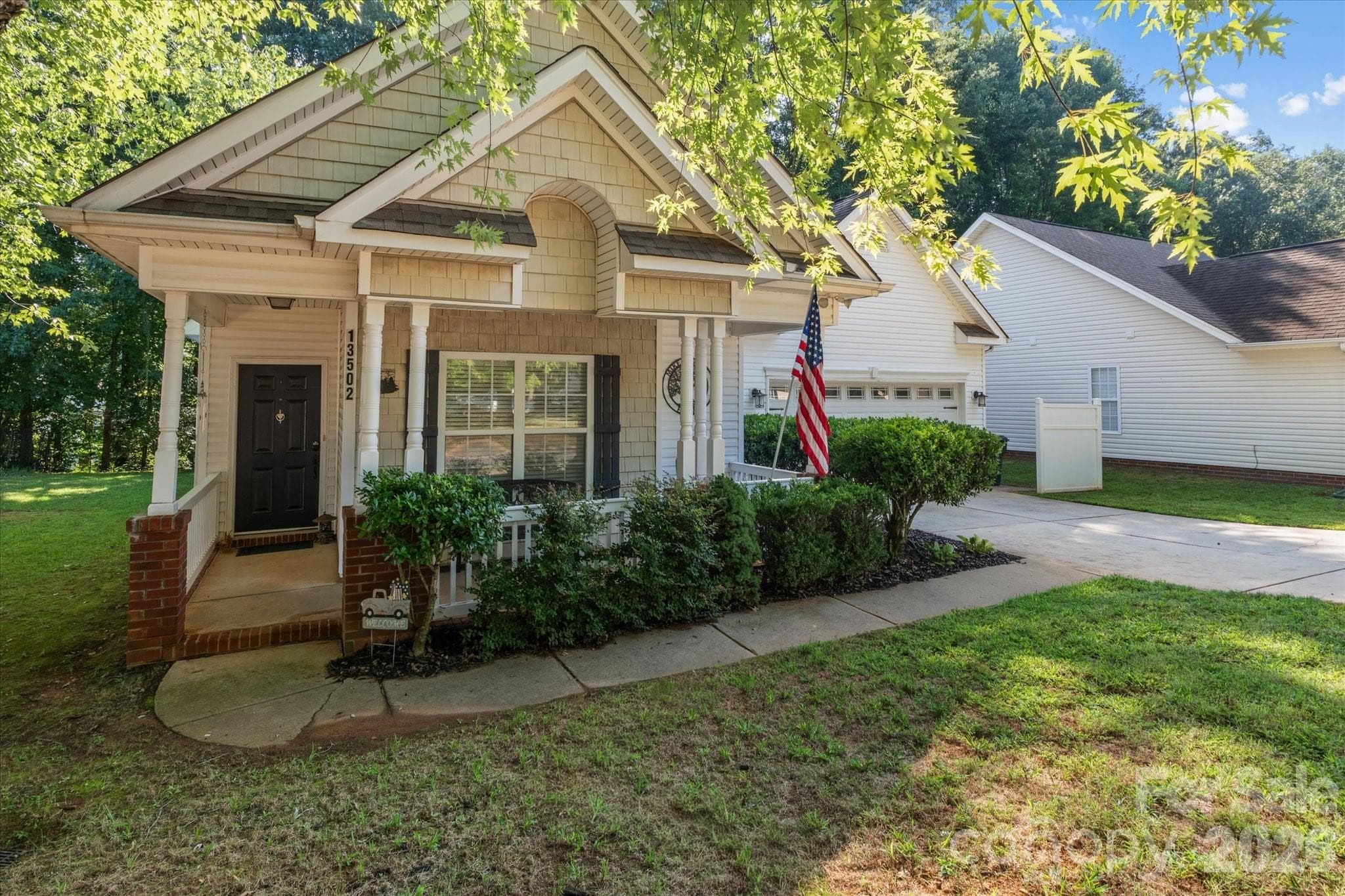 Single Family Residence at 13502 Glencreek Lane, Huntersville, photo 3 of 34