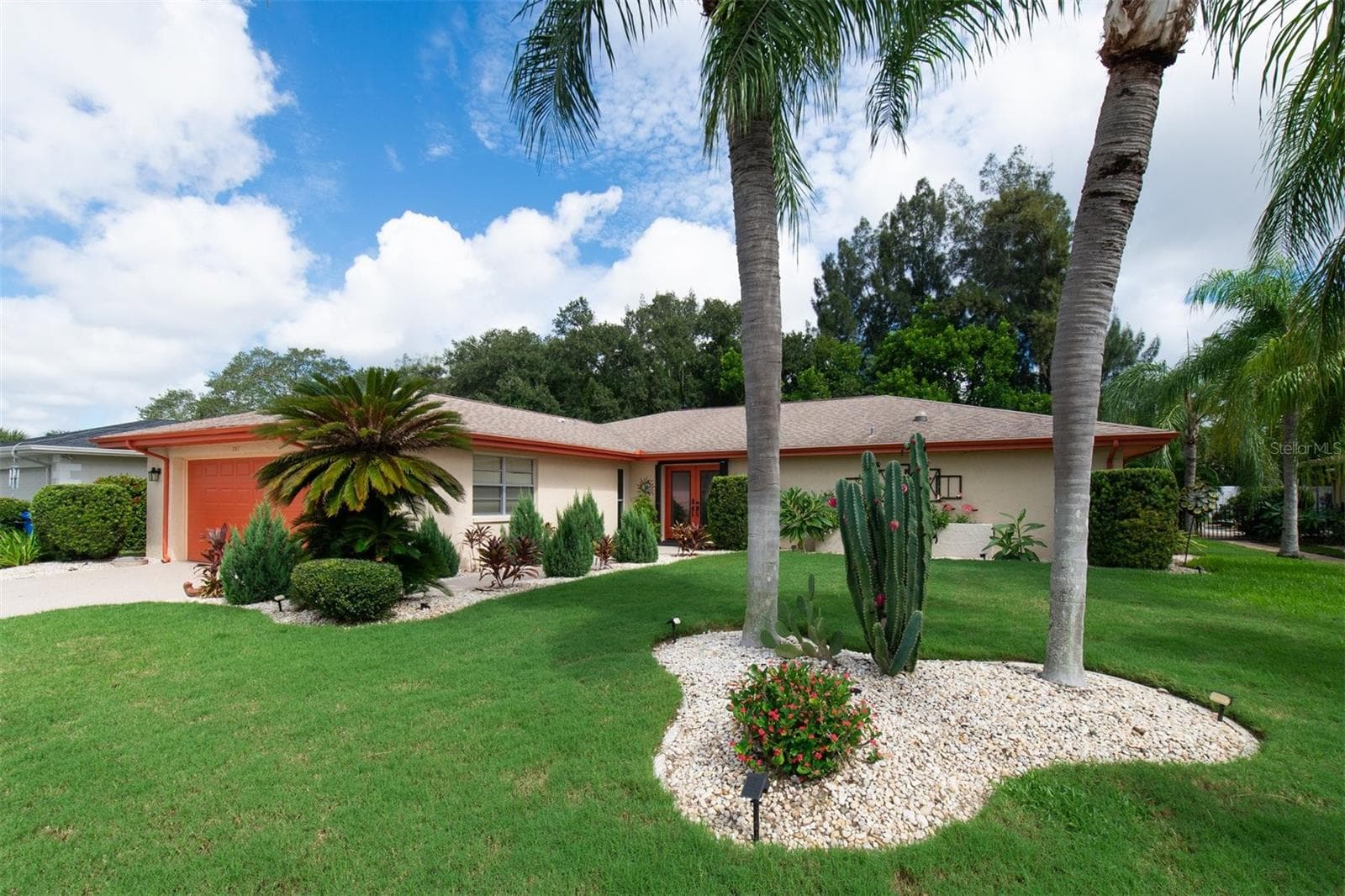 WELCOME HOME! - 207 AMESBURY CIR, SUN CITY CENTER