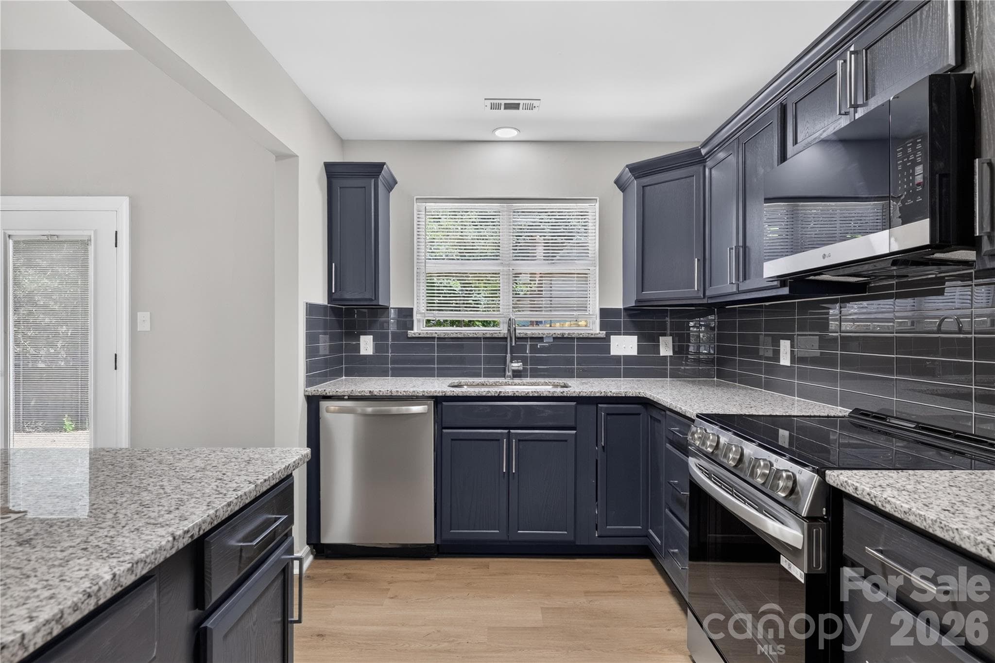 Single Family Residence at 702 Foxborough Road, Charlotte, photo 7 of 28