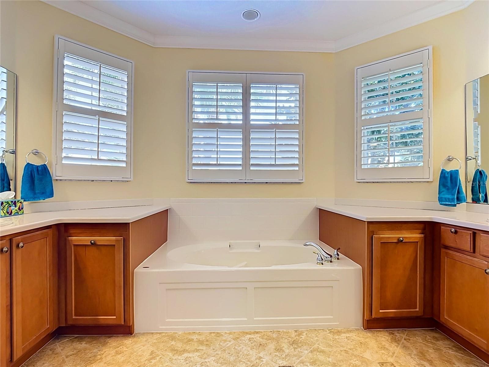 Primary Bathroom: Dual Vanities. Soaking Tub - 320 SORRENTO RD, POINCIANA