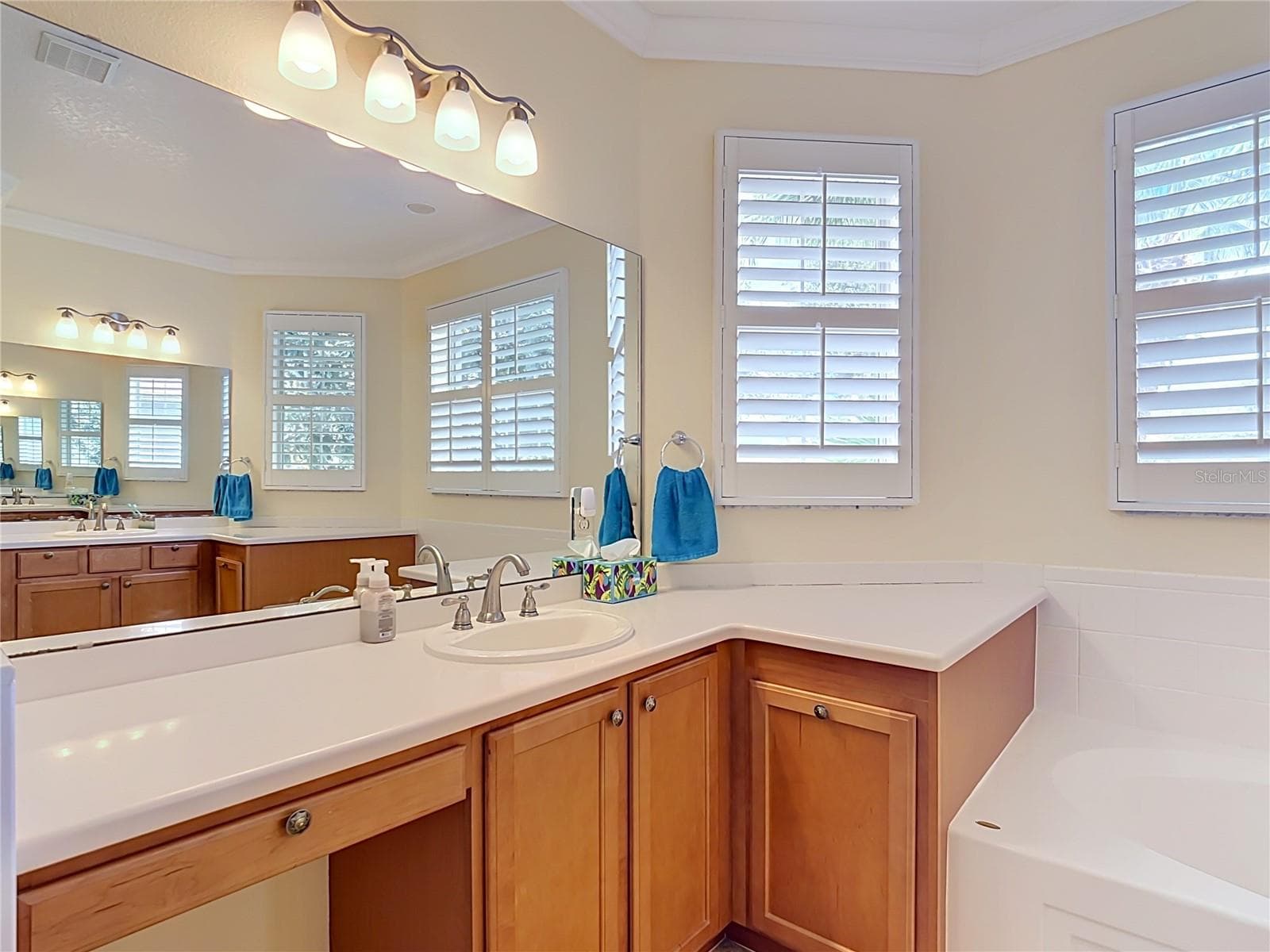 Make Up Area - 320 SORRENTO RD, POINCIANA
