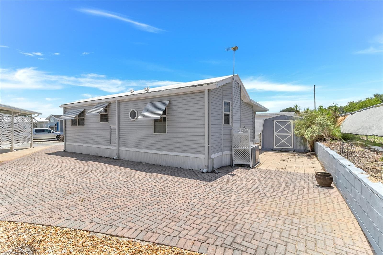NICE SPACE BETWEEN HOMES - 300 SKY CREST LOOP, DAVENPORT