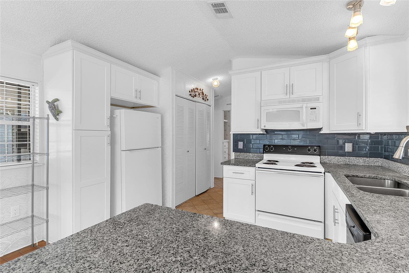 UPGRADED KITCHEN - 300 SKY CREST LOOP, DAVENPORT