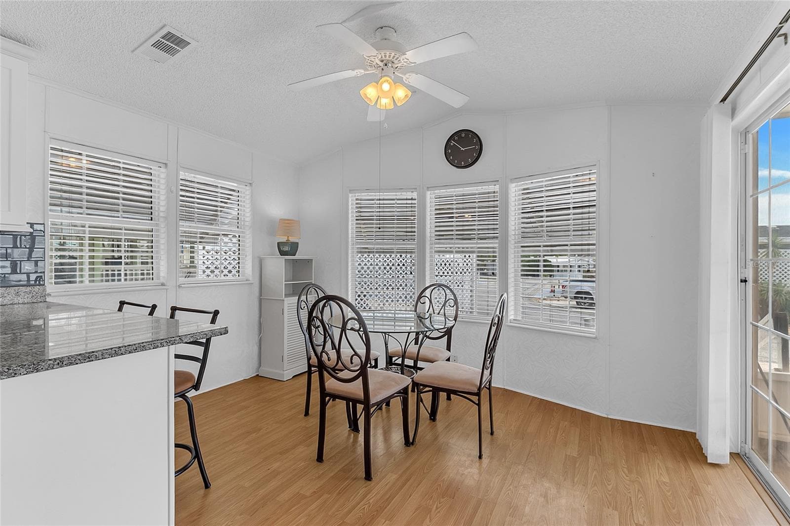 SPACIOUS DINING AREA - 300 SKY CREST LOOP, DAVENPORT