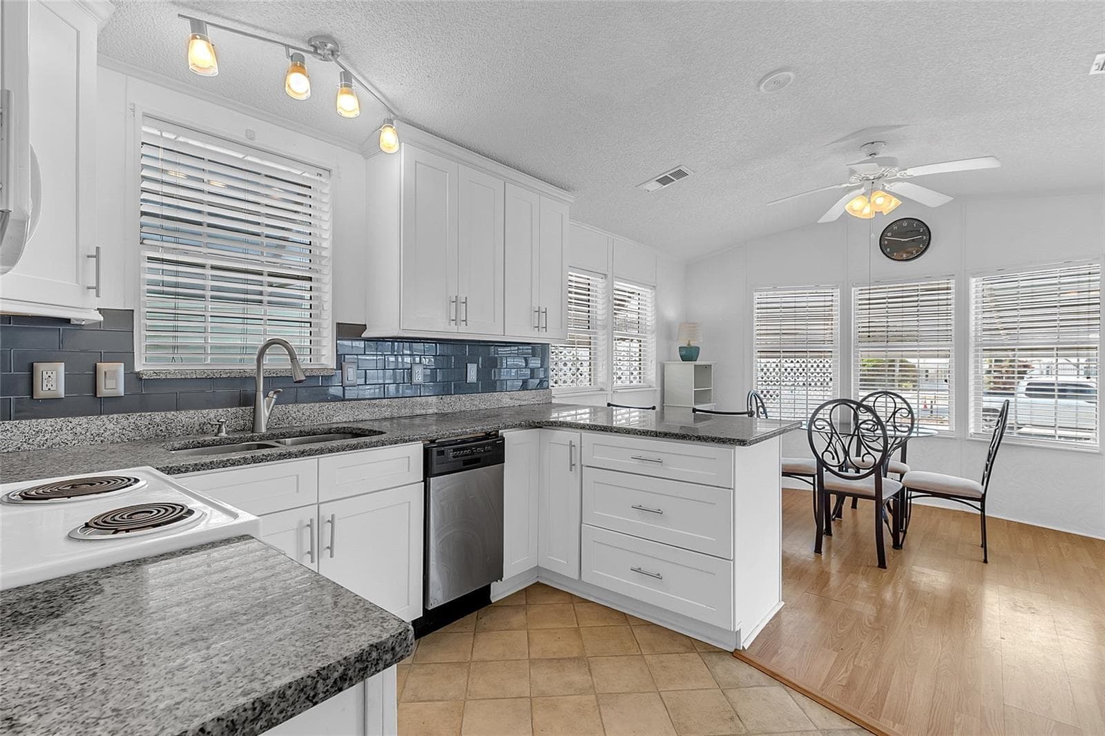 Manufactured Home at 300 SKY CREST LOOP, DAVENPORT, photo 11 of 19