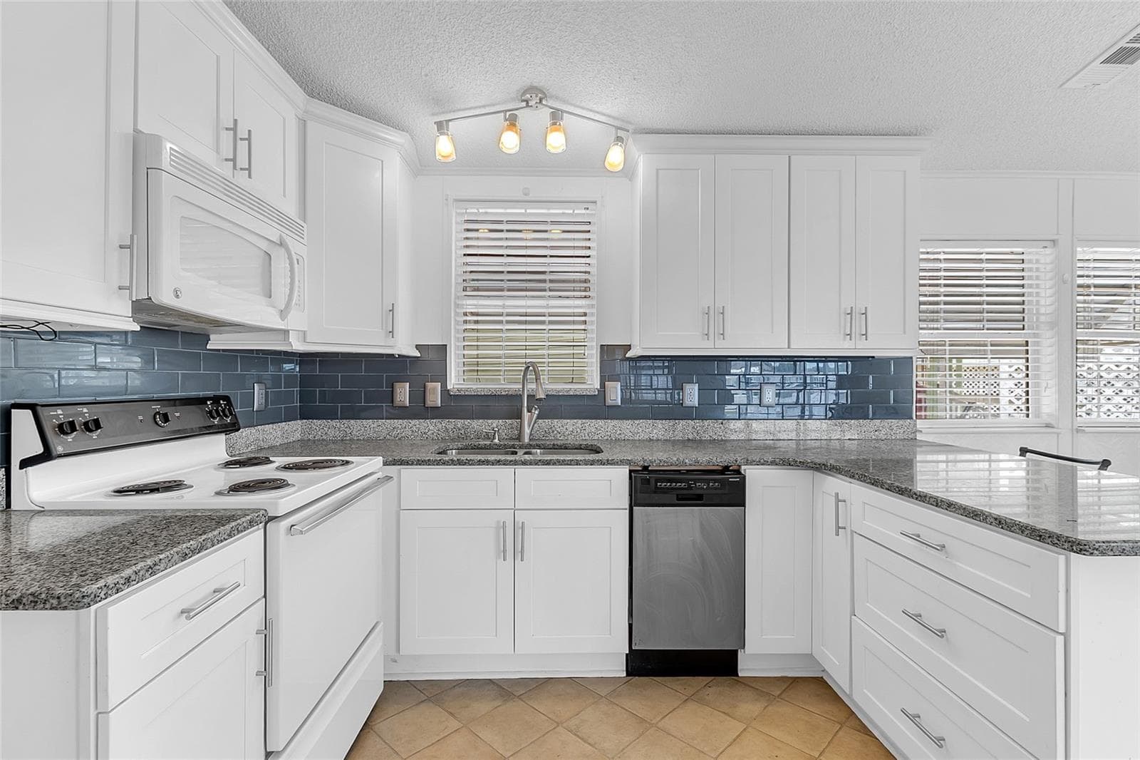 VERY SPACIOUS KITCHEN - 300 SKY CREST LOOP, DAVENPORT