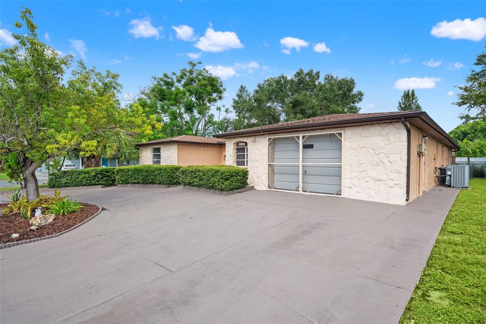 Single Family Residence at 9926 LAKESIDE LN, PORT RICHEY, photo 3 of 51
