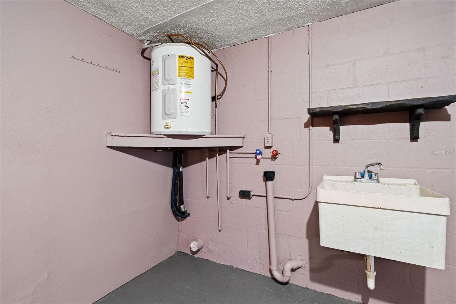 washer/ dryer hookup - 9926 LAKESIDE LN, PORT RICHEY