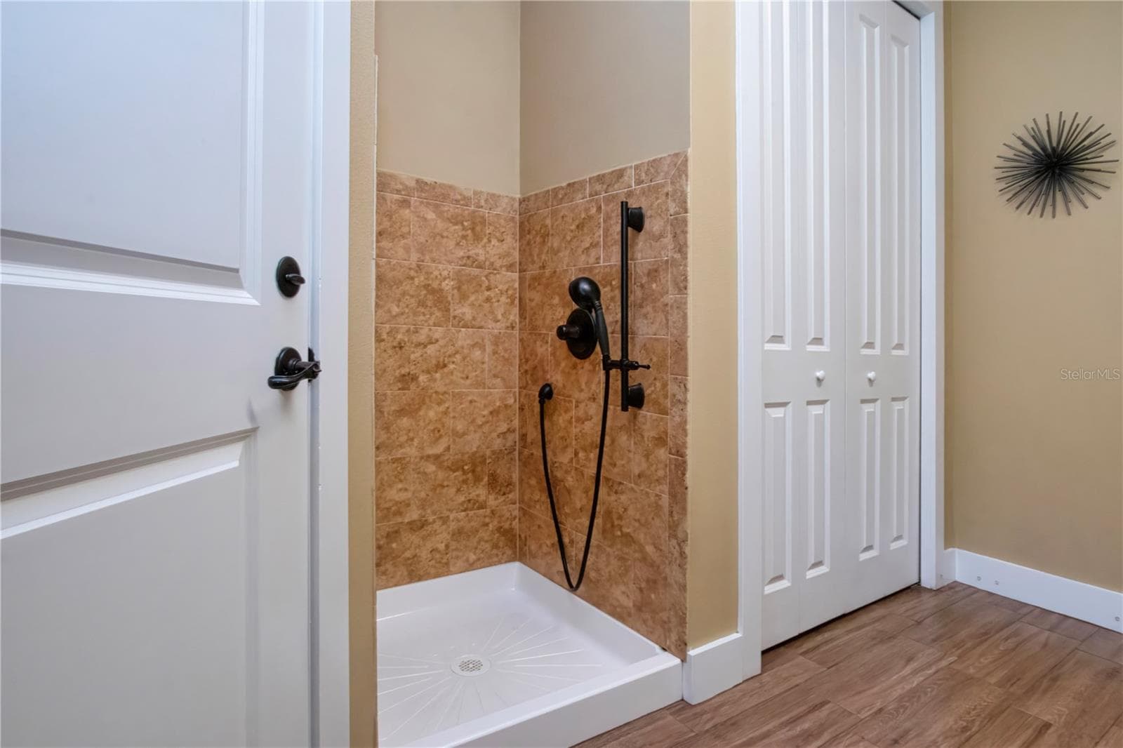 dog wash in utility room - 1605 BUTCH CASSIDY TRL, WIMAUMA