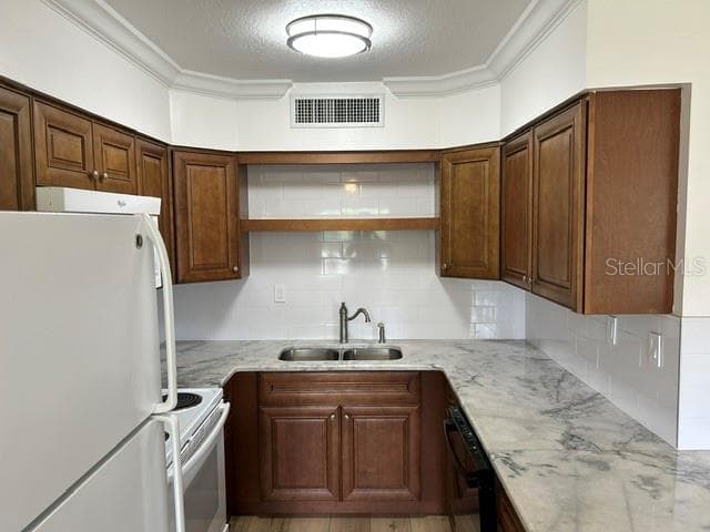 Kitchen with granite countertops, wood raised panel cabinets and a tile backspash - 2873 S OSCEOLA AVE #A5, ORLANDO