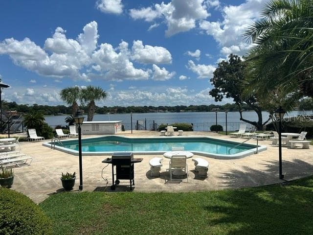 Community Pool overlooking Lake Pineloch - 2873 S OSCEOLA AVE #A5, ORLANDO