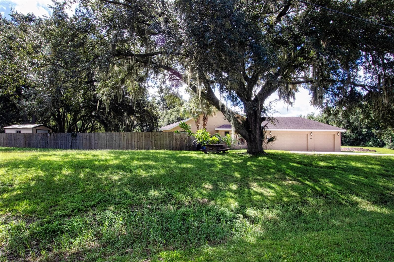 Side yard view - 1605 BUTCH CASSIDY TRL, WIMAUMA