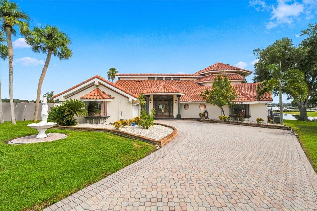 Single Family Residence at 11609 CARROLLWOOD DR, TAMPA, photo 2 of 96