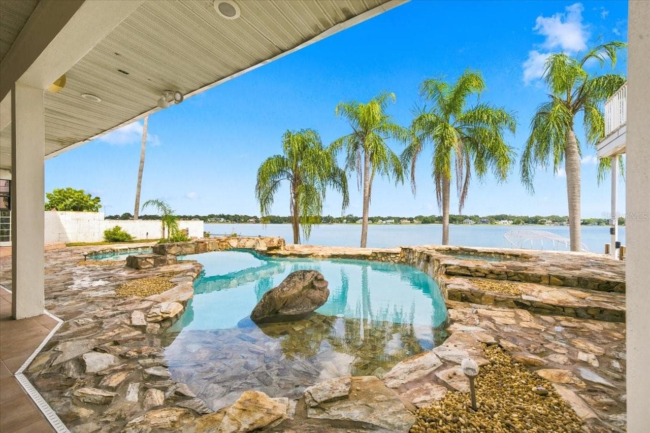 Single Family Residence at 11609 CARROLLWOOD DR, TAMPA, photo 14 of 96