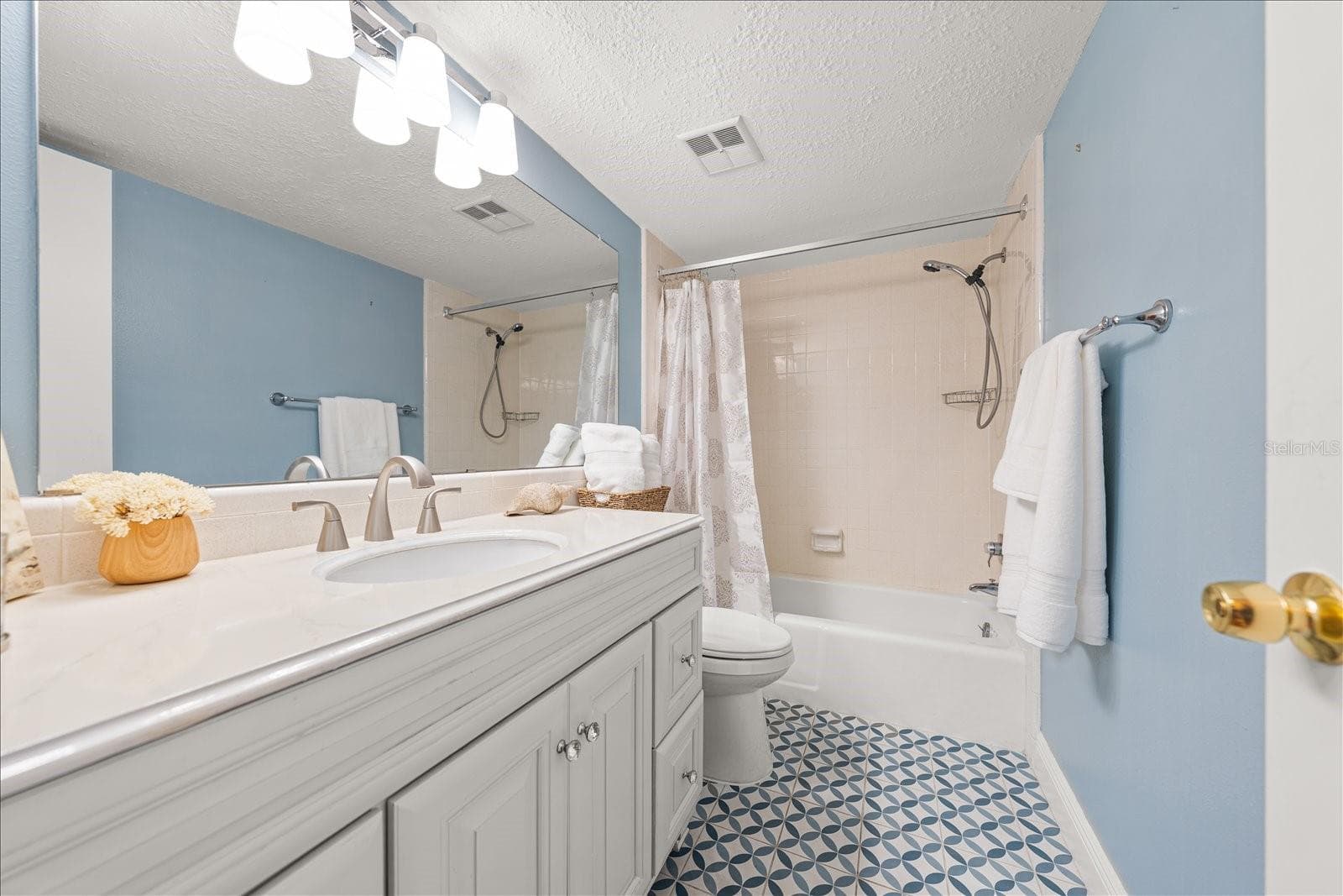 Large updated second bath - 403 MINDY DR #403, LARGO