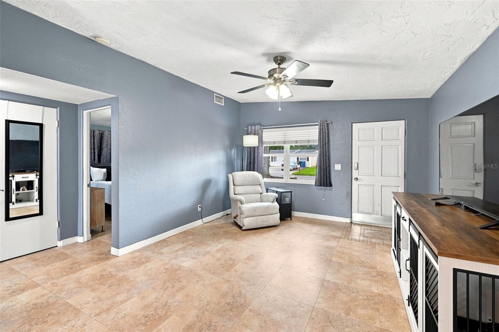 living room - 1773 EZELLE AVE, LARGO