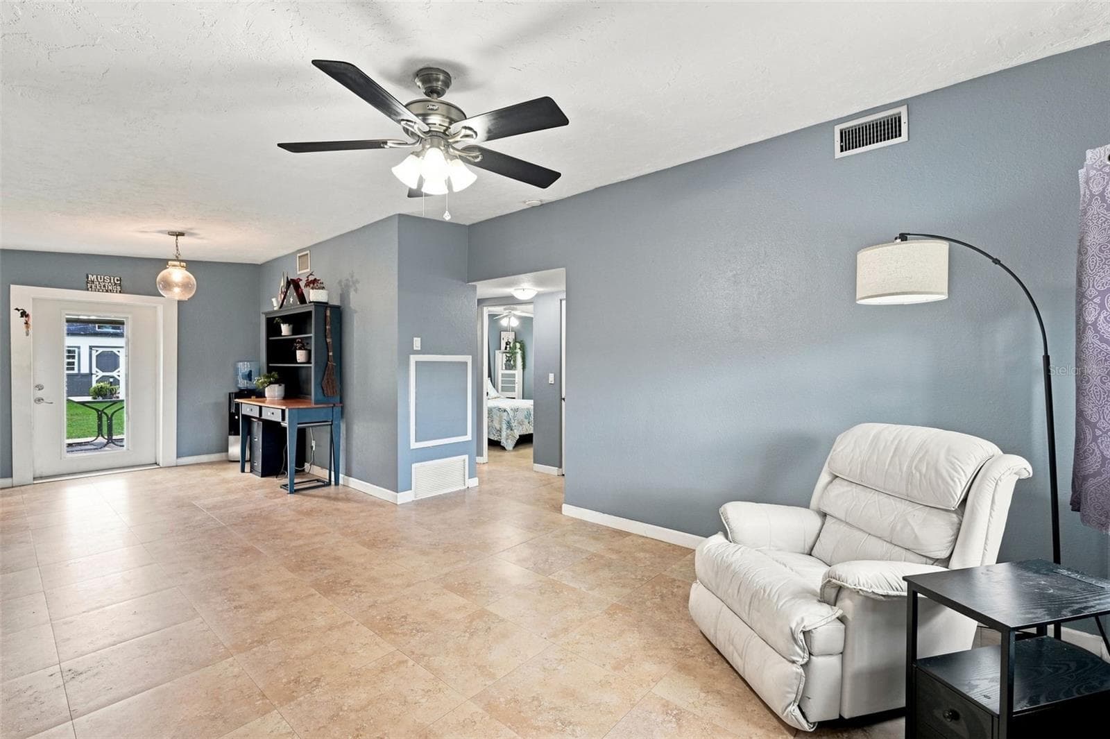 living room and kitchen area - 1773 EZELLE AVE, LARGO