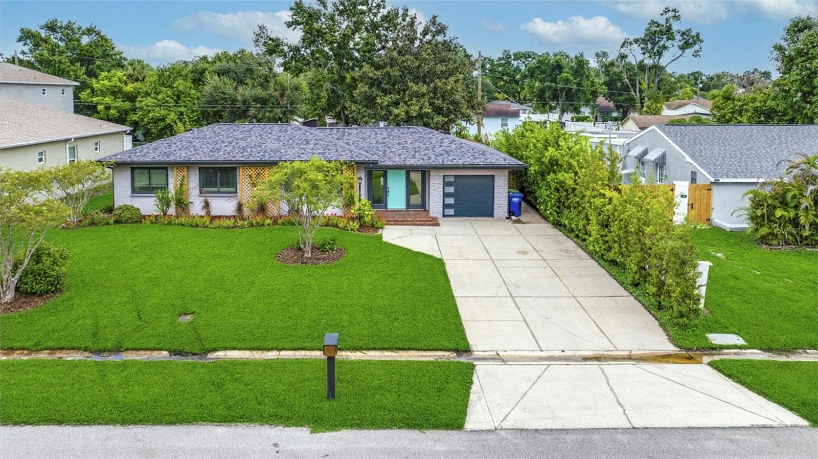 2121 W FARWELL DR