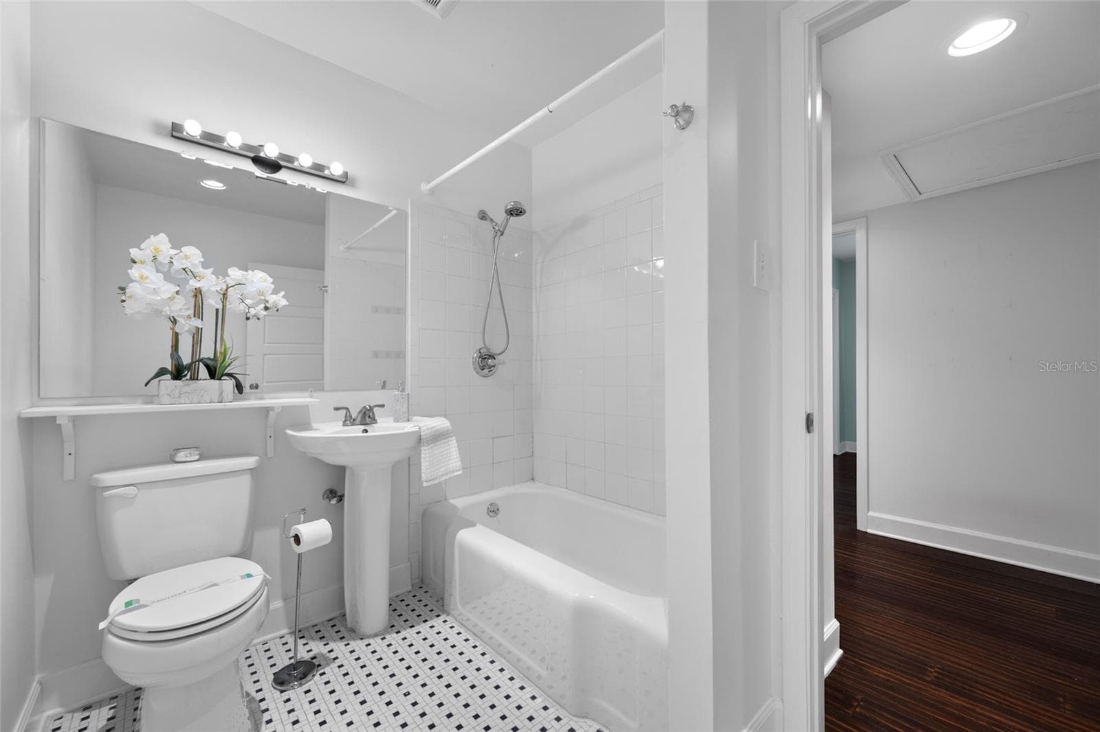 Guest bath - 2121 W FARWELL DR, TAMPA