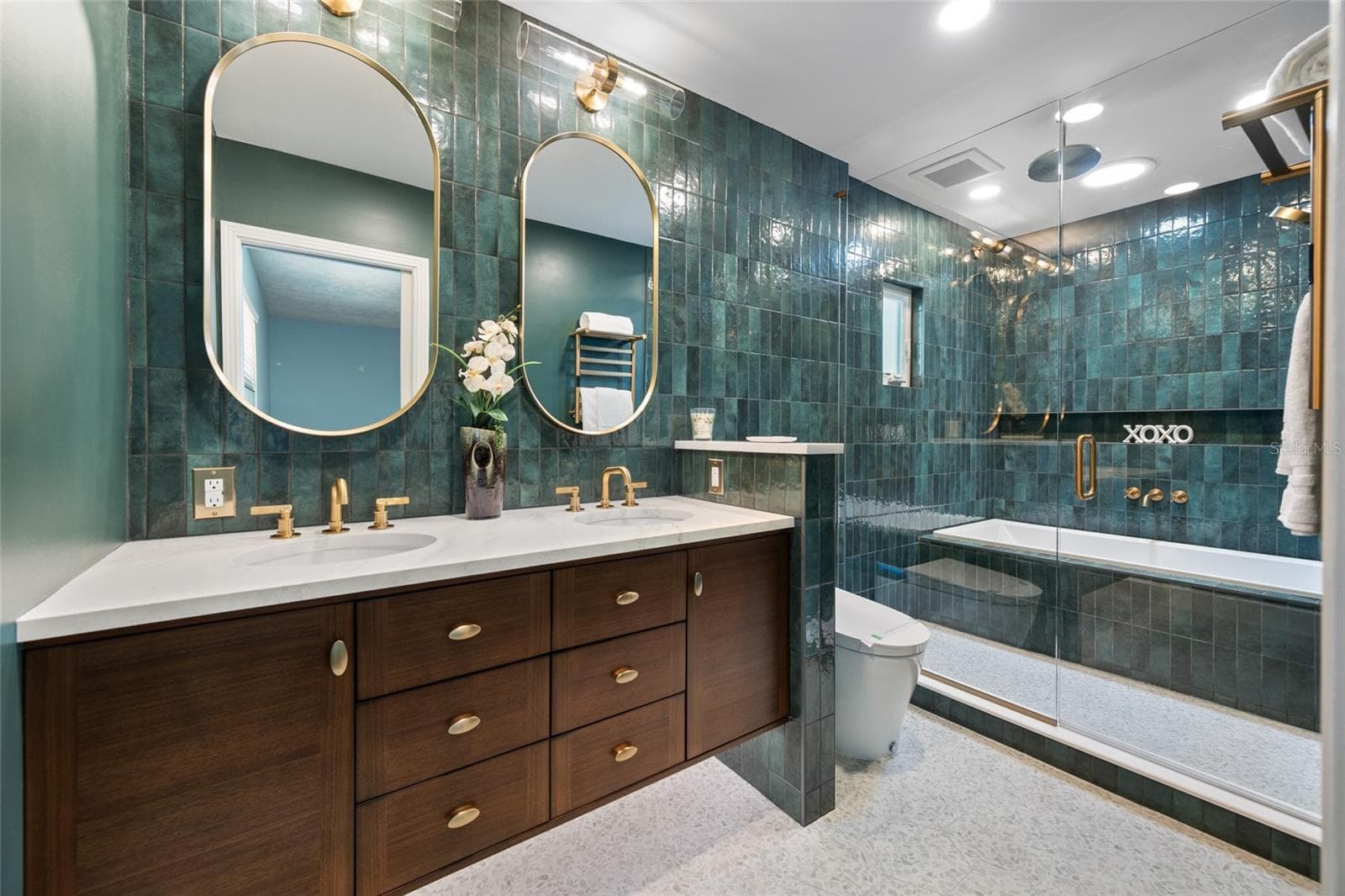 Primary Bathroom - 2121 W FARWELL DR, TAMPA