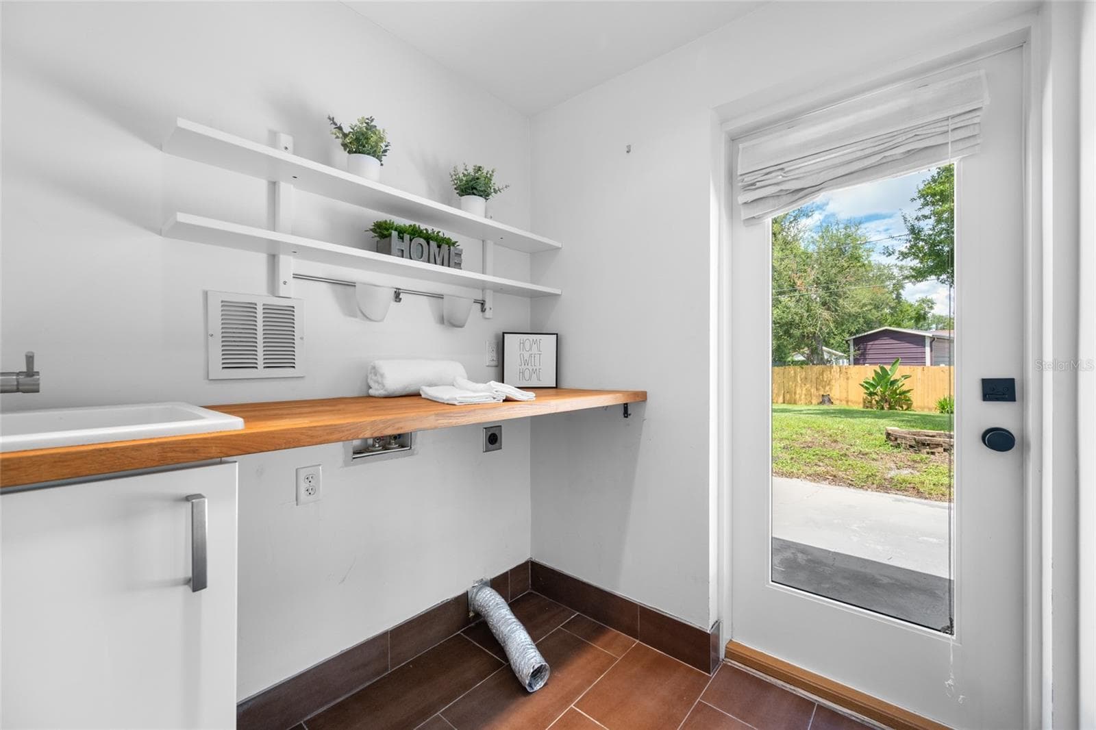 Laundry room - 2121 W FARWELL DR, TAMPA