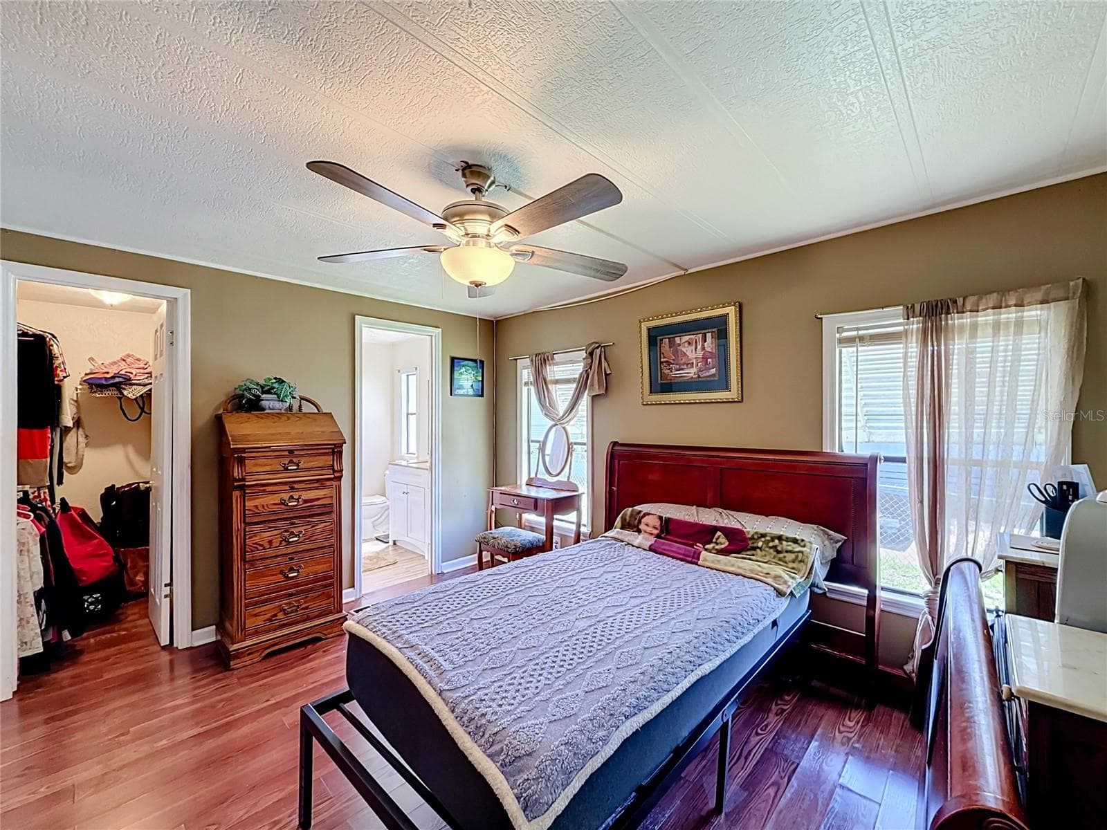 Primary bedroom with closet and bath - 1157 CAPELLA DR, TAVARES